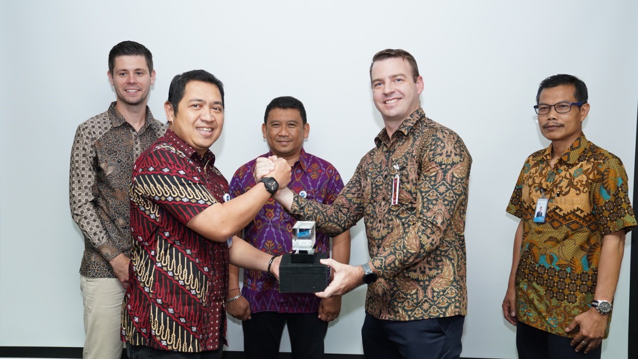 L to R: Lewis Purcell, Sales Director (ALG), Asep Kurnia, Director of Human Capital and Corporate Affair (GMF), I Wayan Susena, Director of Business and Base Operation (GMF), Tom Dowdall, CEO (ALG), Bambang Suryowinarto, VP Material Services (GMF)